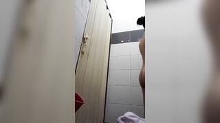 Em gái 16 tuổi mới lớn vừa tắm vừa thủ dâm cho sướng lồn