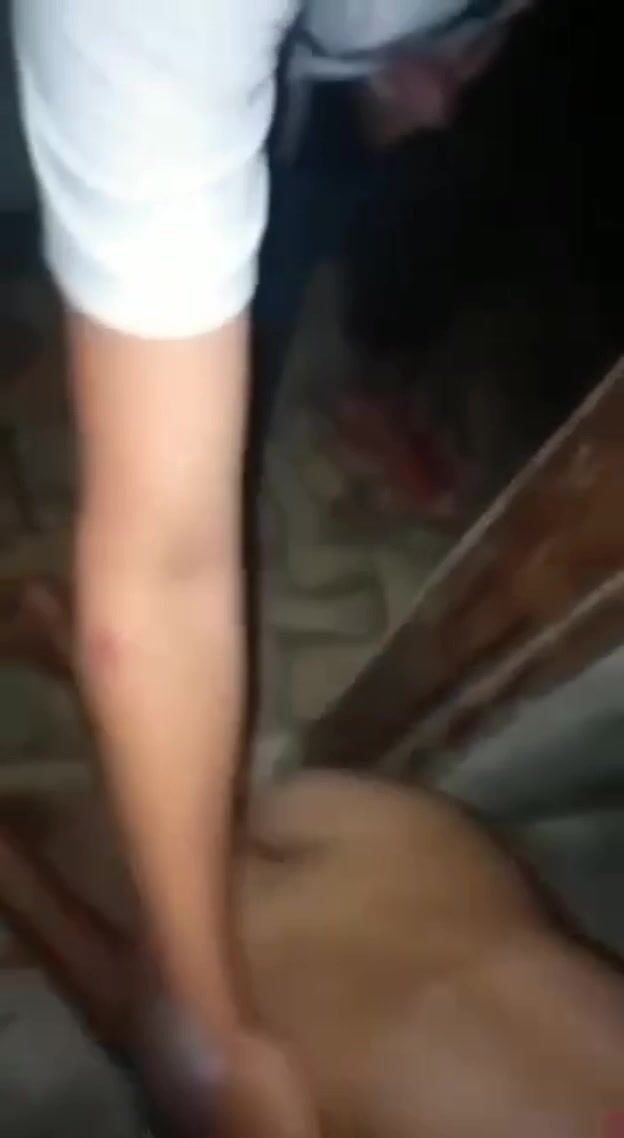 Học sinh mới lớn rủ nhau ra nhà vệ sinh sex tập thể