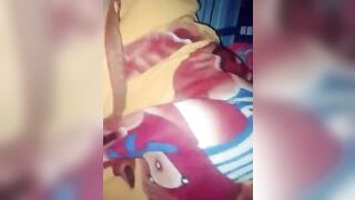 Dì tư ngủ say khi tiệc tùng say xỉn cùng đám bạn bị thằng cháu họ cơ hội lén đụ trộm.