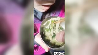 độc lạ em ăn mì còn lấy chuối anh chấm vào nước để mút