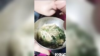 độc lạ em ăn mì còn lấy chuối anh chấm vào nước để mút