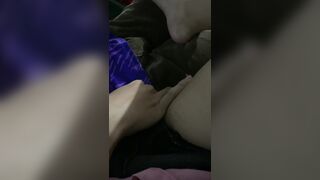 gạ địt con bạn thân loli rờ lồn mà không bảo gì địt luôn