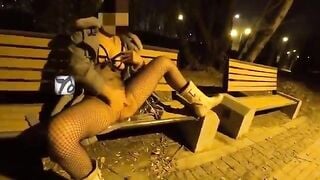 Cô gái ở chuồng khoe lồn nơi công cộng