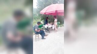 Cô gái ở chuồng hỏi thăm đường mấy ông già 2