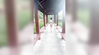 Cô gái không mặc quần lót khoe lồn cho người ta xem