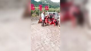 Cô gái không mặc quần lót khoe lồn cho người ta xem