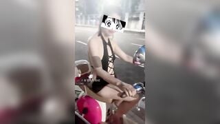 Cô gái không mặc quần lót khoe lồn cho người ta xem 3