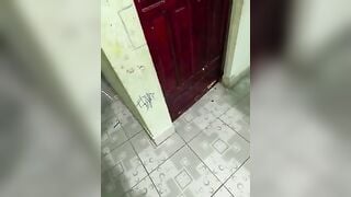 Thấy dì út vừa xem sex vừa thủ dâm biết là dì đang nứng cháu họ tranh thủ vào bú lồn.