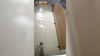 Cam kín quay lén các em sinh viên tq đi vệ sinh trg nhà vệ sinh quán nhậu