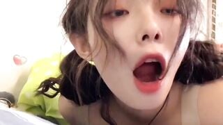 Em ghệ xinh dâm thèm cặc cởi áo ra nằm quay clip bú bút bi như bú cu a