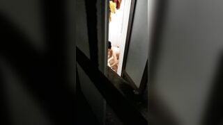 Quay lén nhỏ em họ đi tắm 2