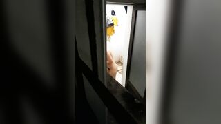 Quay lén nhỏ em họ đi tắm 2
