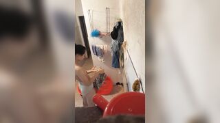 Quay lén nhỏ em họ đi tắm 3