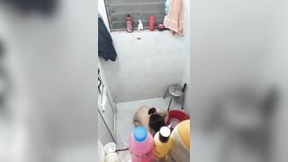 Quay lén nhỏ em họ đi tắm 5