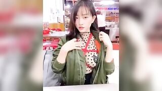 Em thích cảm giác show hàng nơi công cộng 2