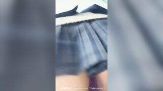 Quay lén dưới váy học sinh trong thư viện