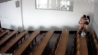 Sọi cam thấy hai em sinh viên đang địt nhau trong lớp học dâm đãng