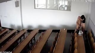 Sọi cam thấy hai em sinh viên đang địt nhau trong lớp học dâm đãng
