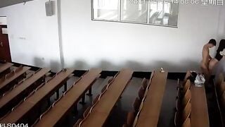 Sọi cam thấy hai em sinh viên đang địt nhau trong lớp học dâm đãng