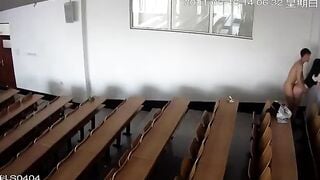 Sọi cam thấy hai em sinh viên đang địt nhau trong lớp học dâm đãng