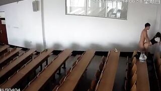 Sọi cam thấy hai em sinh viên đang địt nhau trong lớp học dâm đãng