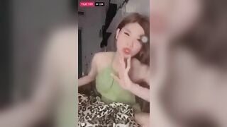 Em gái livetream quảng bá sản phẩm trân thật vl, đky kênh ib tui cho xem cơ thể nhó