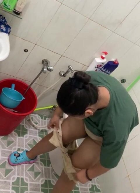 Quay len em gái di đái