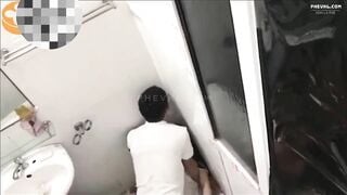Đi nhậu mà dẫn bạn gái vào phòng vệ sinh chịch nhau bị đám bạn quay lén