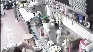 Nhét đồ ăn của khách vào lồn sự trả đũa ngọt ngào của nhân viên tới vị khách khó tính