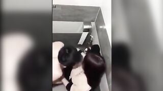 Quay lén cảnh em gái xinh địt nhau với bạn trai trong WC 2