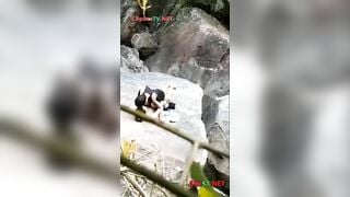 Đi cắm trại với lớp, mà 2 đứa nó lôi nhau ra bờ suối chịch @@