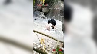 Đi cắm trại với lớp, mà 2 đứa nó lôi nhau ra bờ suối chịch @@