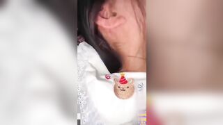 Đang chịch em gái thì bị mẹ phát hiện, đã bịt mồm lại không cho rên rồi mà vẫn bị